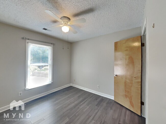 Building Photo - 131 Lake Run