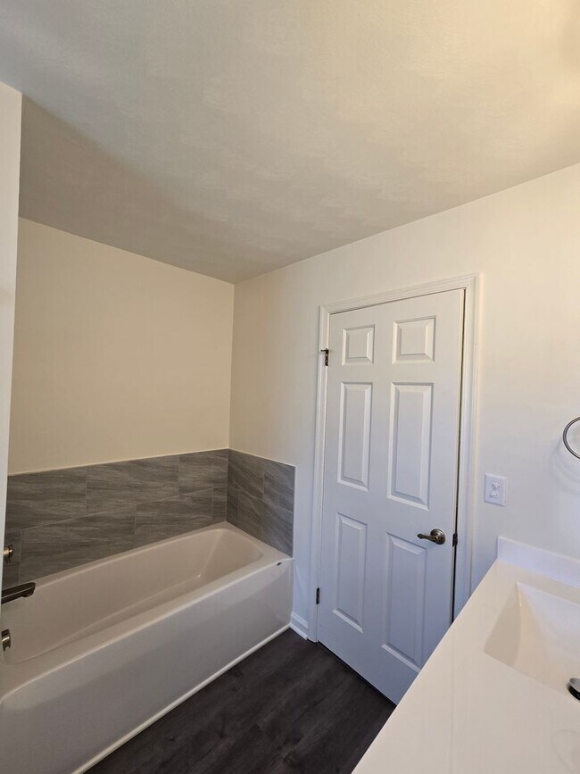Building Photo - Beautifully renovated 4 bedroom home in Vi...
