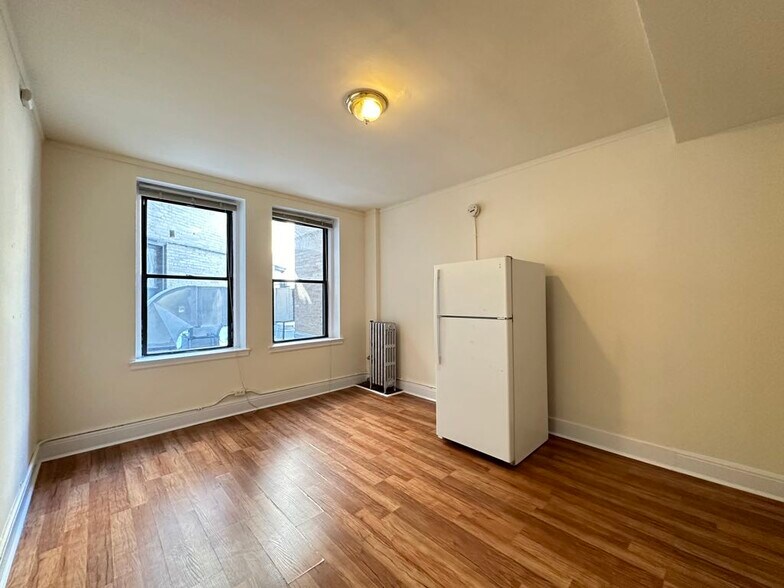 Building Photo - 3335 W Diversey Ave
