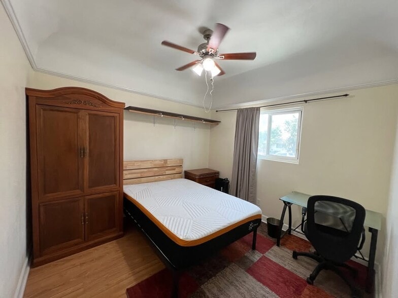 Building Photo - 1374 W 37th Pl