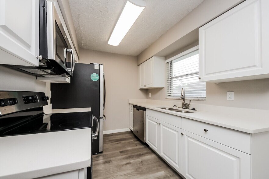 Building Photo - 242 Cheshire Ct