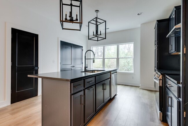 Building Photo - Welcome to Your Stylish Haven in Vibrant East Nashville!