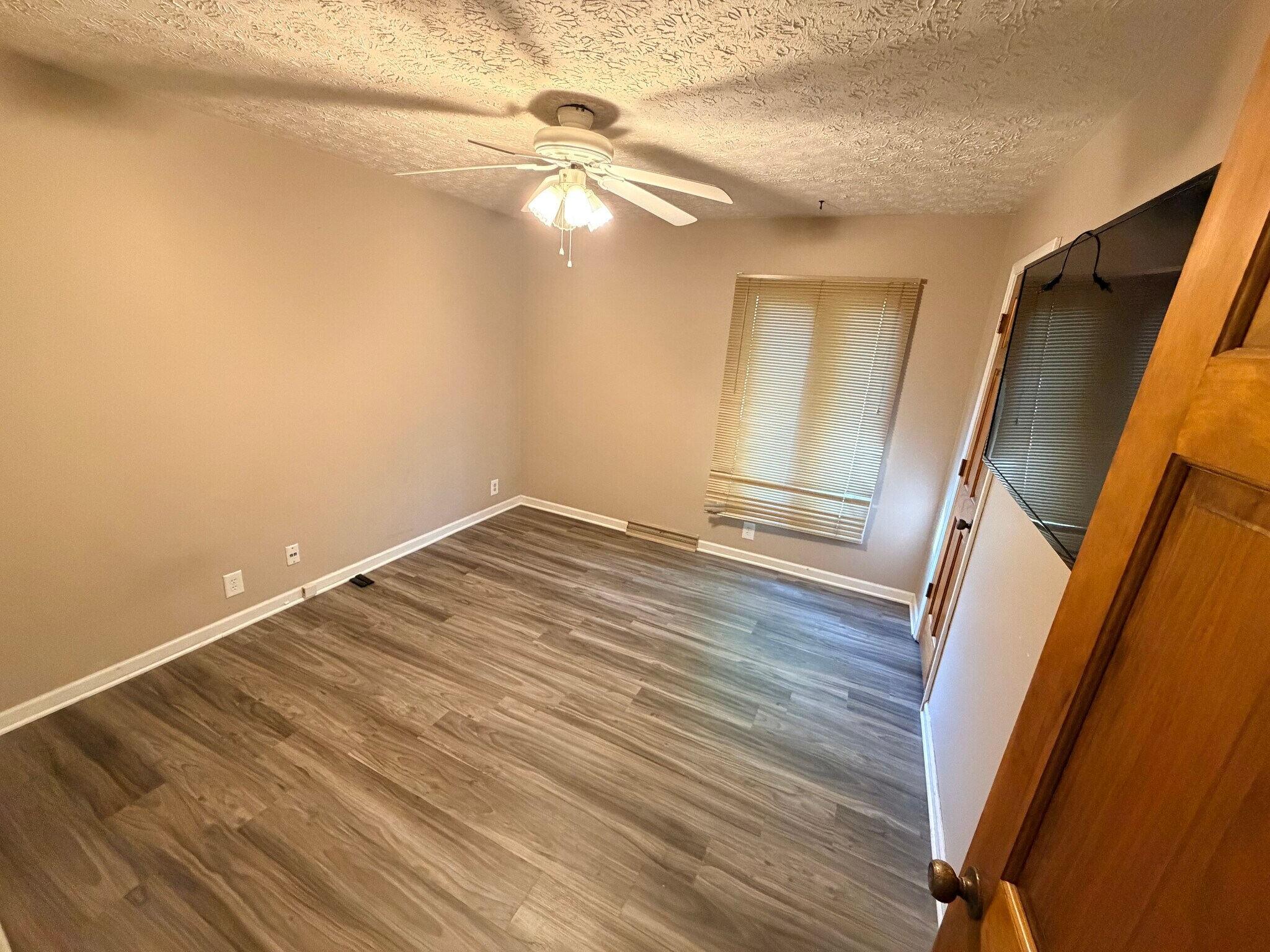 Building Photo - 548 Queenswood Dr