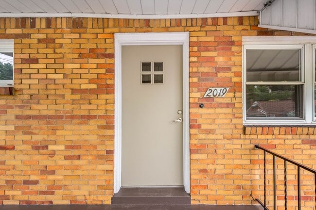 Building Photo - AVAILABLE AUGUST 1ST! DON'T MISS THIS BEAUTIFUL 3 BEDROOM IN WEST MIFFLIN!
