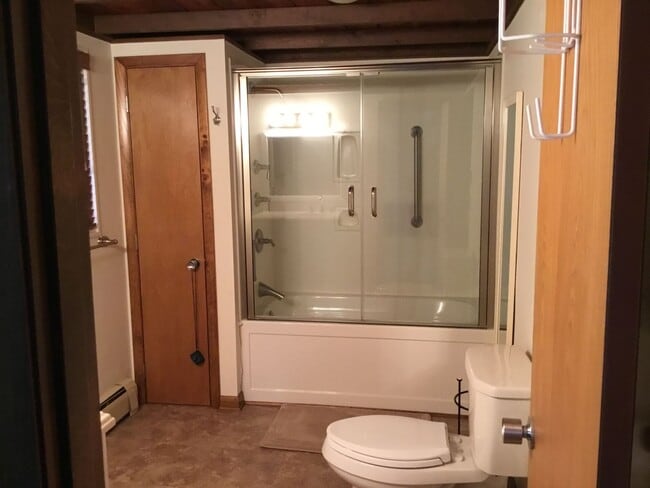 Building Photo - 850 Twin Oaks Dr