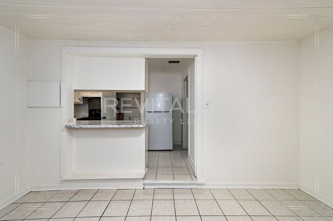 Building Photo - Adorable 3 Bed 2 Bath Cottage with Double ...