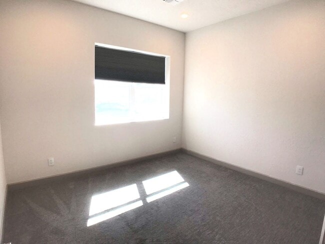 Building Photo - Gorgeous Los Lunas 3 Bedroom! Open layout! Tons of space. Built in 2021