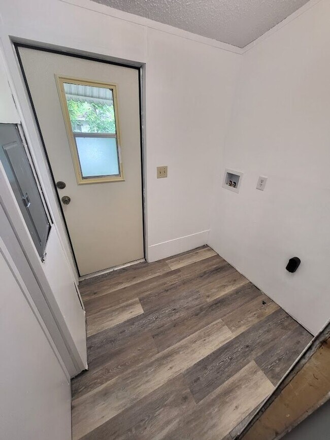 Building Photo - Charming 2BR / 2BA Home in Quiet Silver Springs Neighborhood