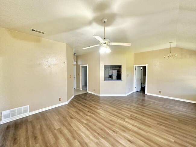 Building Photo - 1100 Clairidge Ave