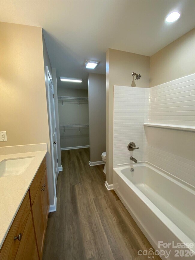 Building Photo - 1961 Glen Manor Ct