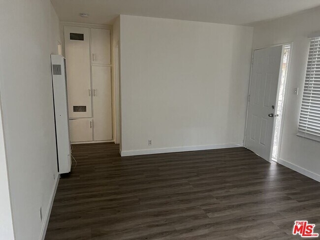 Building Photo - 224 1/2 E Ave 42