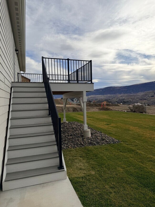 Building Photo - BRAND NEW construction! 3 beds, 2 baths, double garage, deck with VIEWS and more!