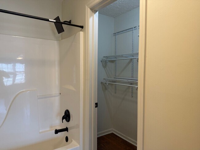 Building Photo - 2BR Townhome in Franklin