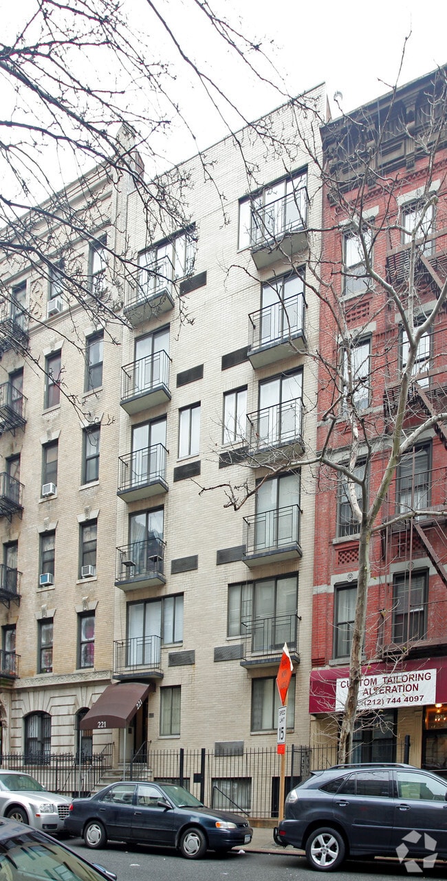 221 E 82nd St 221 E 82nd St New York