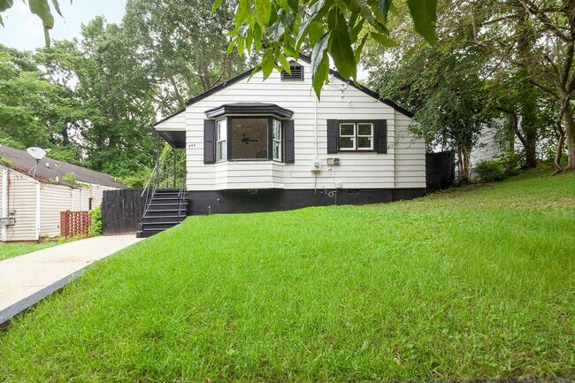 Building Photo - Beautiful Newly Renovated 2/1 w/ Large Fen...