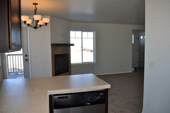 Building Photo - 3 Bedroom 2 Bathroom Condo * Flexible Leas...