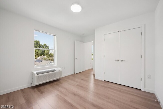 Building Photo - 369 18th Ave