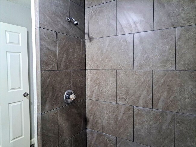 Building Photo - 4 bedroom, 2 bath home, Handicap accessible