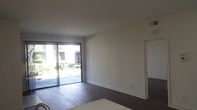 Building Photo - Remodeled, ground level, 1 bedroom, 1 bath condo in Lakeside Garden Grove Community