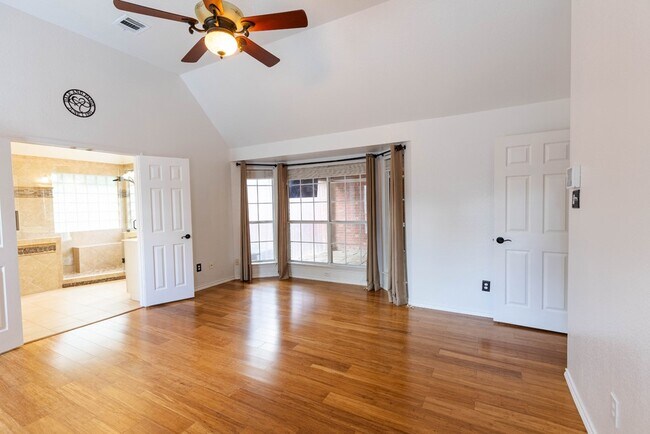 Building Photo - 710 Bel Air Dr
