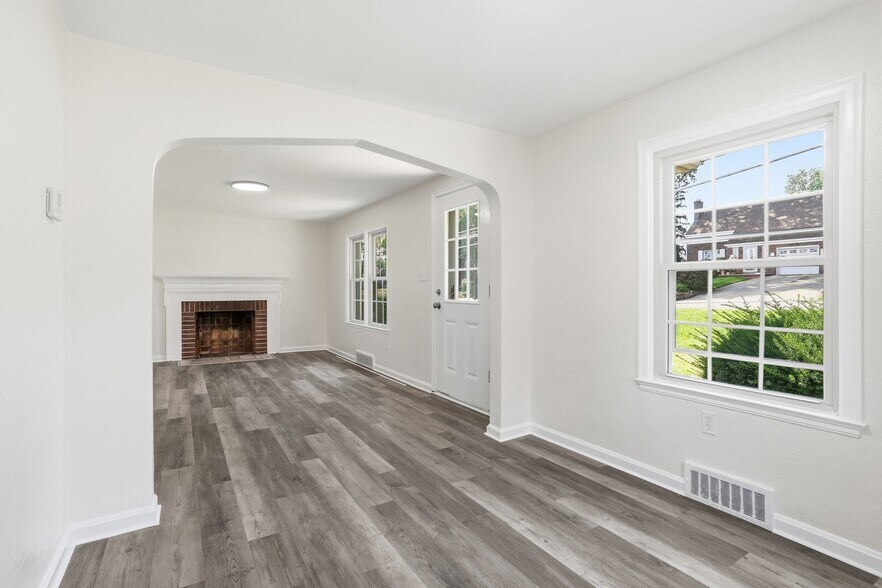 Building Photo - 165 Meadowbrook Dr