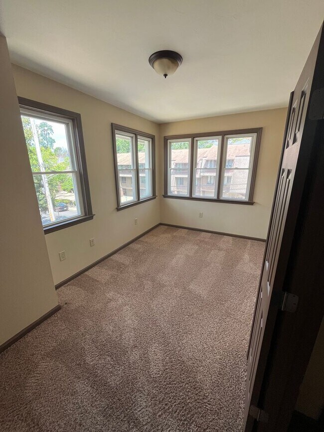Building Photo - 15 N Meadowcroft Ave