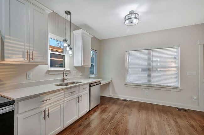 Building Photo - Modern Living in Downtown Nashville!