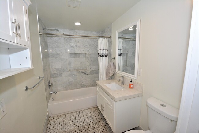 Building Photo - 2884 Crescent Way