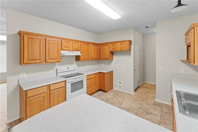 Building Photo - 1552 S Tally Ho Dr