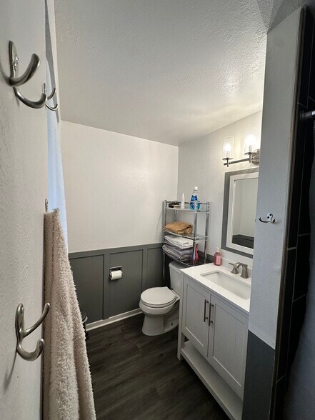 Master bedroom bathroom - 219 Thayer Dr