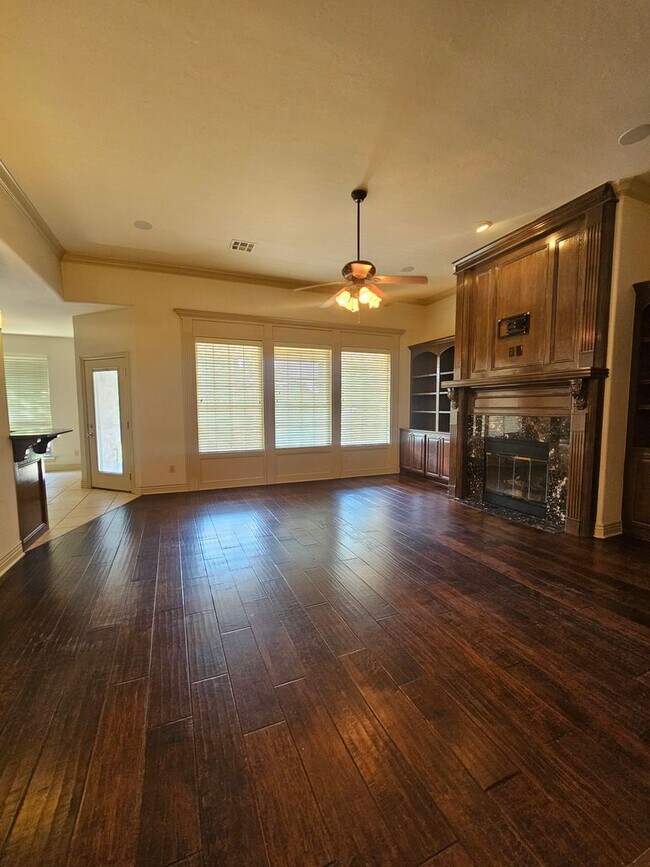 Building Photo - 513 Summit View Ct