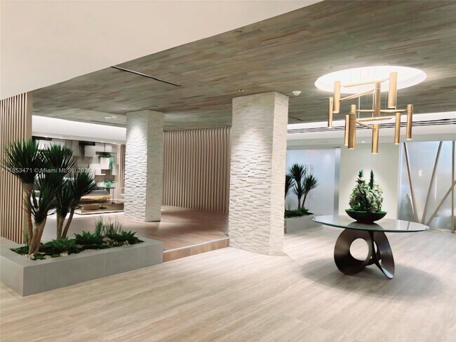 Building Photo - 2301 Collins Ave