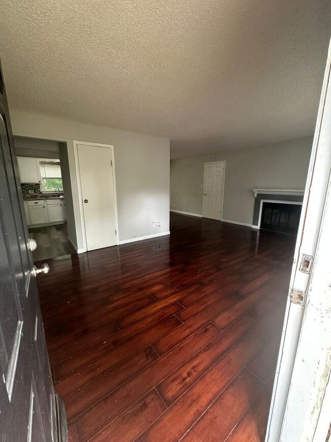 Building Photo - 4 bedroom 2 bath