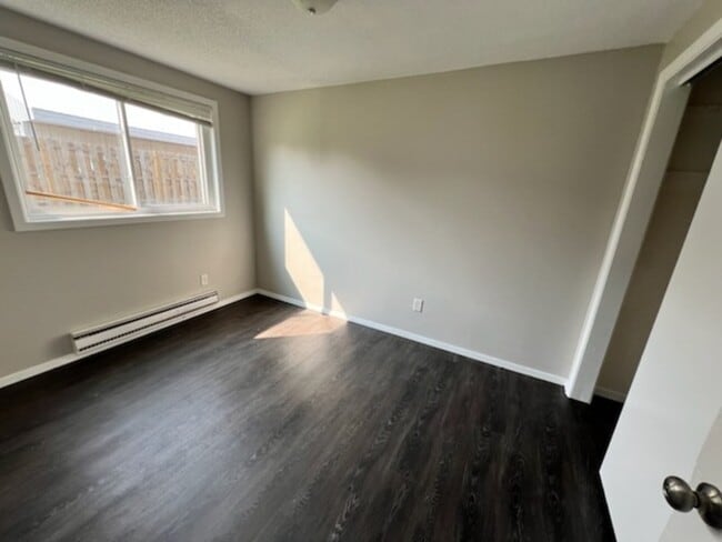 Building Photo - 302 Maple Ln