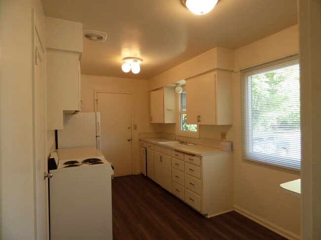 Building Photo - Rent Special: 1/2 Off April's Rent!! Home near Bush Park, Close to Downtown!