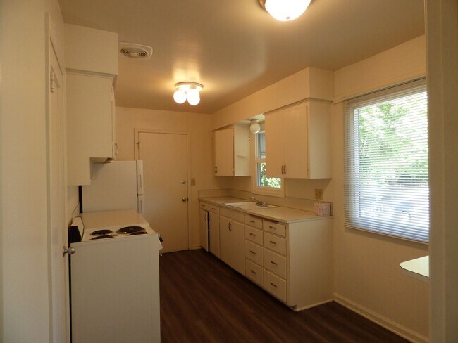 Building Photo - Rent Special: 1/2 Off May's Rent!! Home near Bush Park, Close to Downtown!