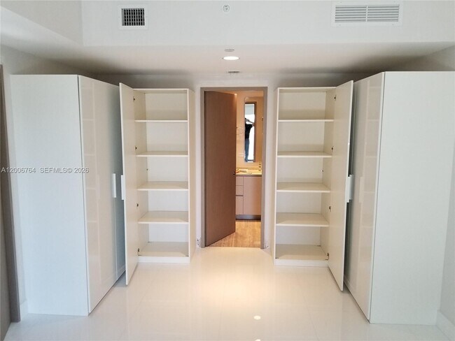 Building Photo - 1010 Brickell Ave