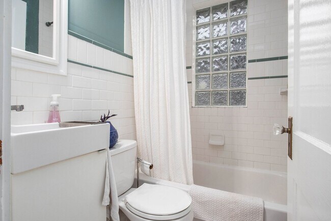 Building Photo - 3 Bedroom 2 Bath Brick Bungalow