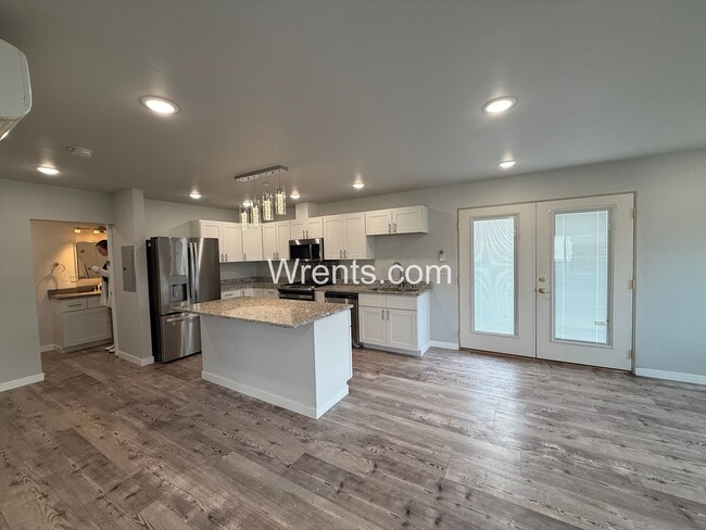 Building Photo - Half Off First Months Rent in Davenport!