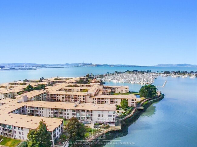 Building Photo - Sweet 2nd floor  studio condo at resort-like Watergate by the Bay in Emeryville!