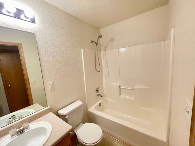Building Photo - 2 Bed, 2 Bath Condo Near CSU!