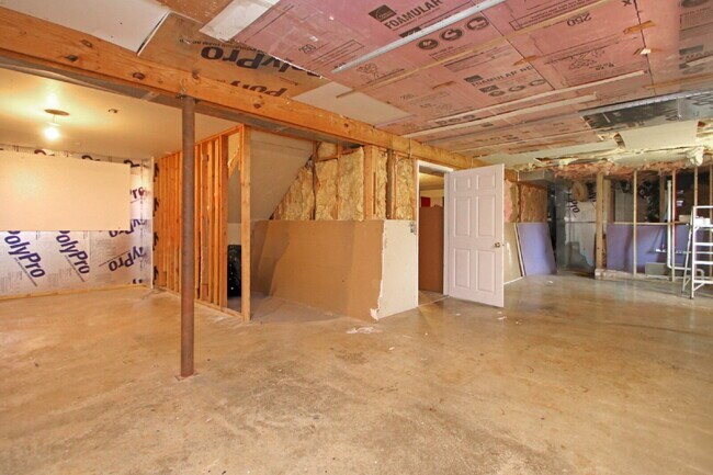Building Photo - Bright and Spacious Home with a Fantastic Layout and Outdoor Space