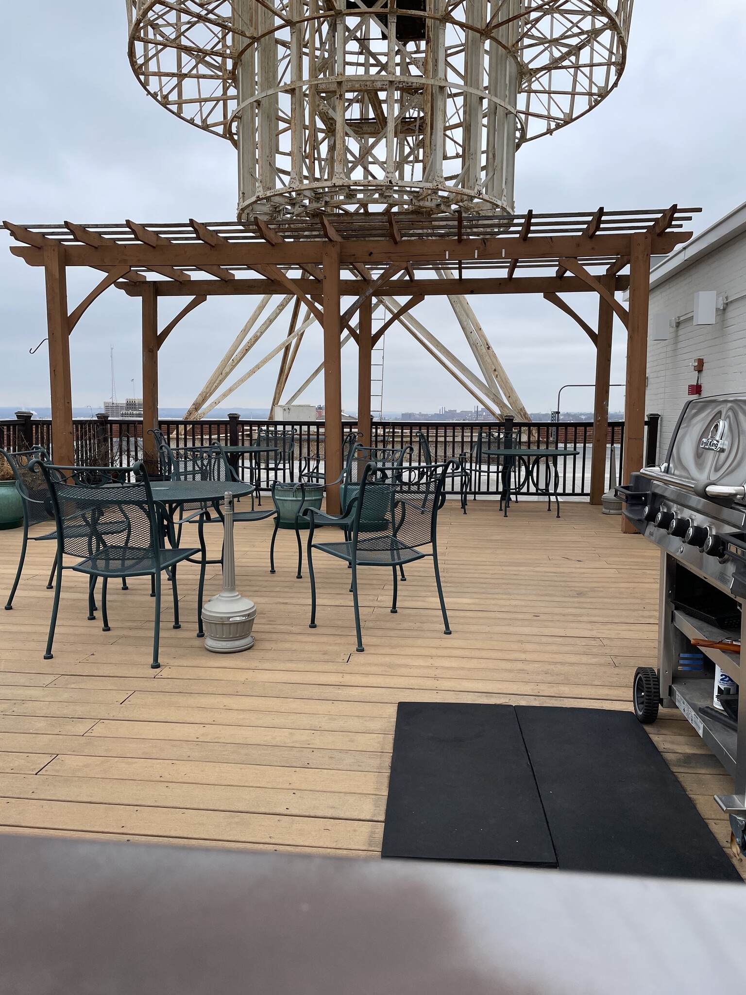 Roof top deck with grill and tables. - 1501 Locust St