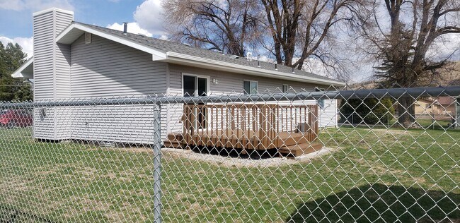 Building Photo - Beautiful Home with Large Yard, Privacy & ...