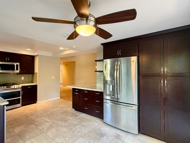 Building Photo - Spacious Three Bedroom in the Sunrise Pointe Community