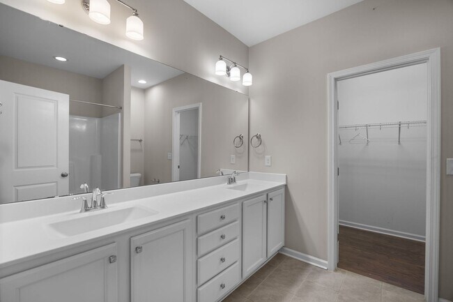 Building Photo - Gorgeous and Spacious 3 Bedroom Townhome, ...
