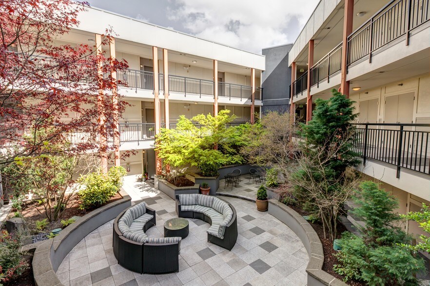 Courtyard - 700 Broadway