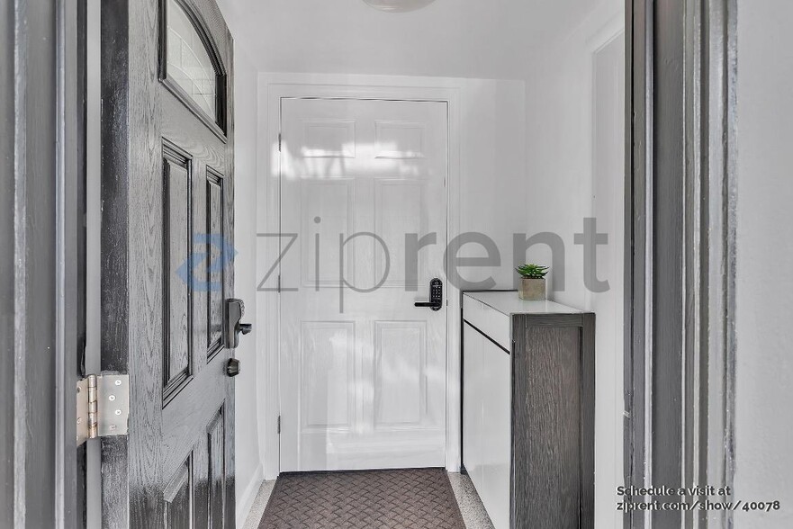 Building Photo - 1387 Goettingen St