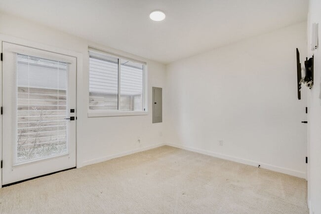 Building Photo - Stylish Seattle Home | 2 Bed, 2 Bath + A/C & Private Patio