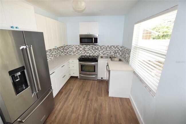 Building Photo - 2212 Hoffner Ave